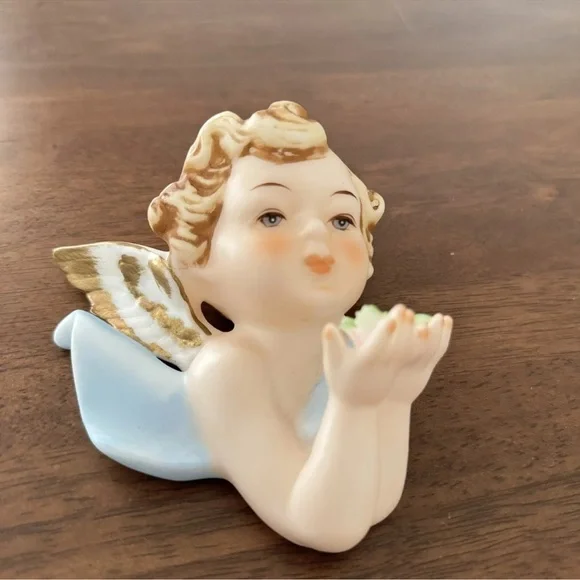 Vintage Bisque Angel Cherub Holding Roses Figurine Wall Plaque Japan - Picture 2 of 7